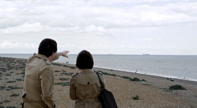 浜辺のトレンチコート男女_2014_(15017140901)