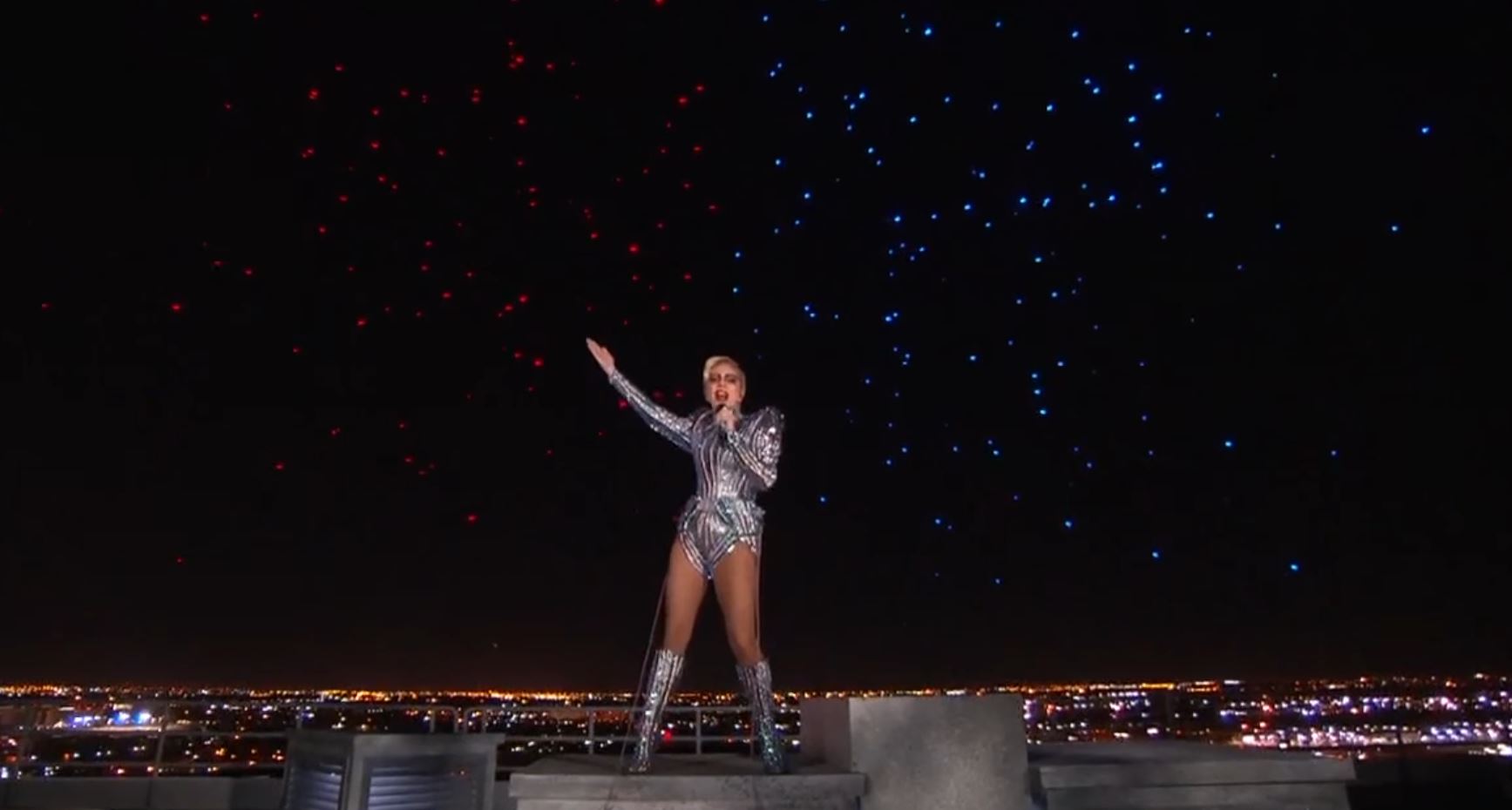 Performanca e Lady Gaga-s në Super Bowl – 300 Dronët Intel për shfaqjen me drita