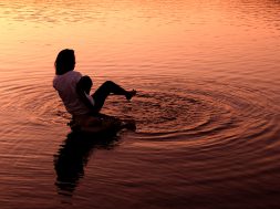 Girl_in_lake