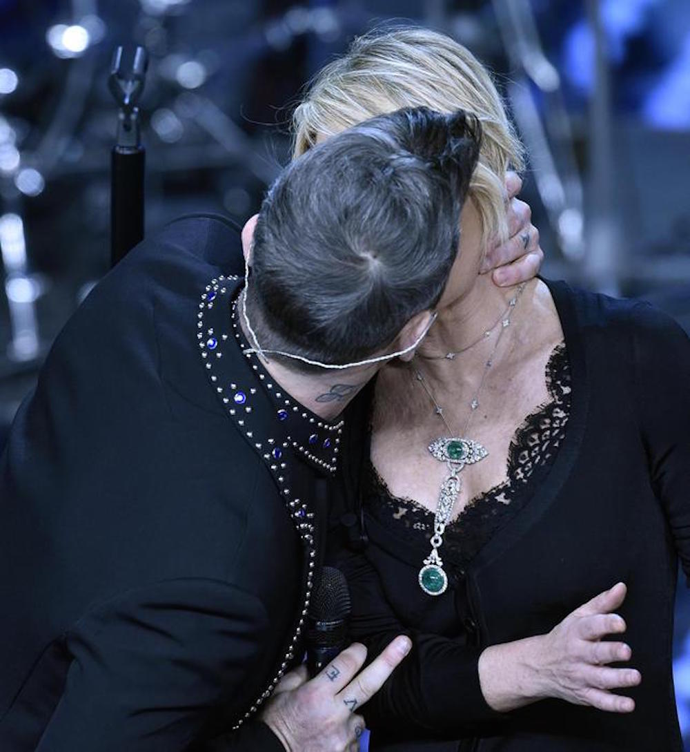 British singer Robbie Williams (L) kisses Italian host Maria De Filippi during the 67th Festival of the Italian Song of Sanremo at the Ariston theater in Sanremo, Italy, 08 February 2017. The 67th edition of the television song contest runs from 07 to 11 February. ANSA/ETTORE FERRARI.