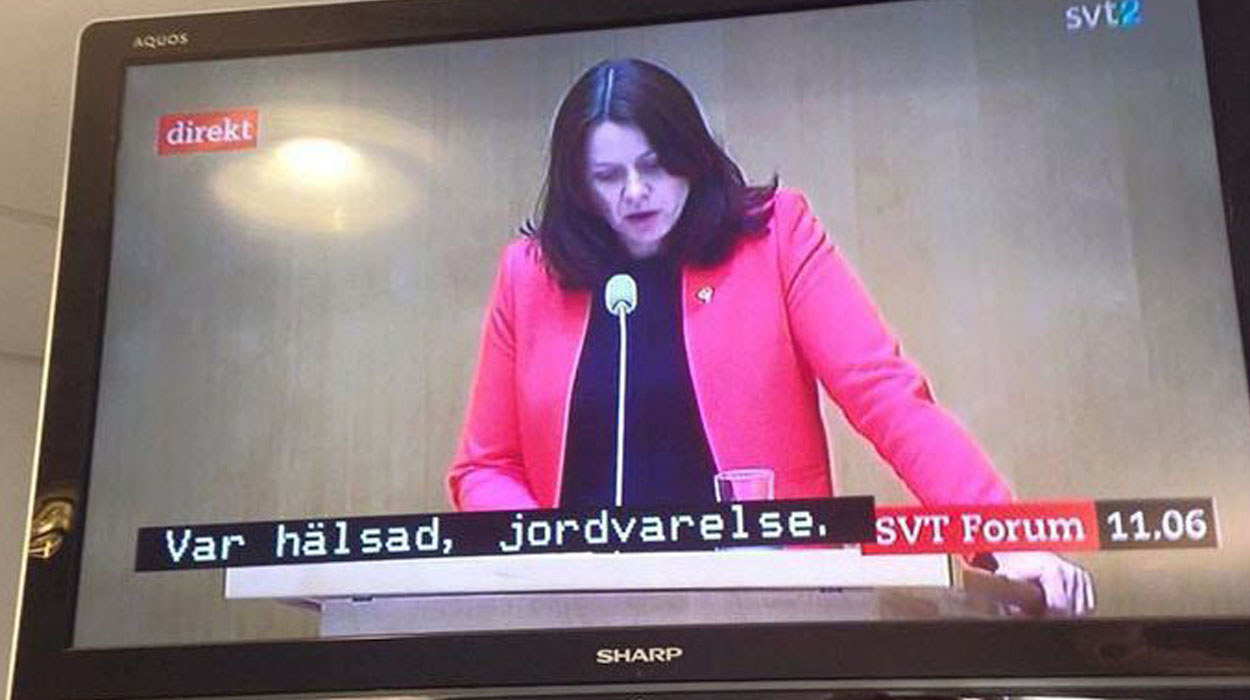 Televizioni suedez vendosi aksidentalisht titra të programit për fëmijë, në debatin politik – Thjesht brilante