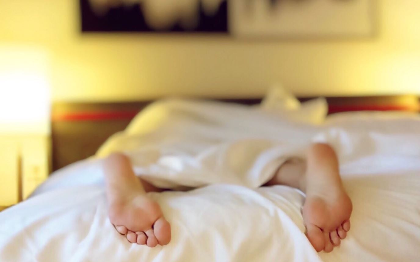 6 mënyrat për të fjetur freskët në netët e nxehta