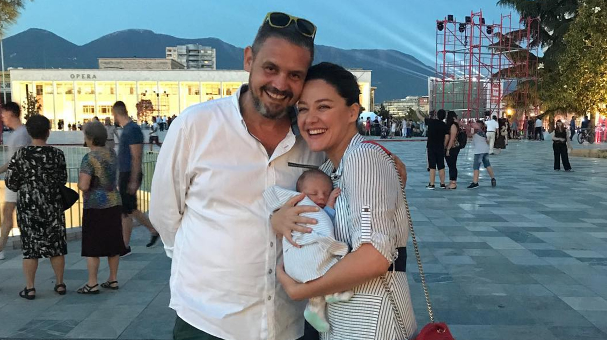 Alban Dudushi surprizon bashkëshorten gjatë shëtitjes familjare