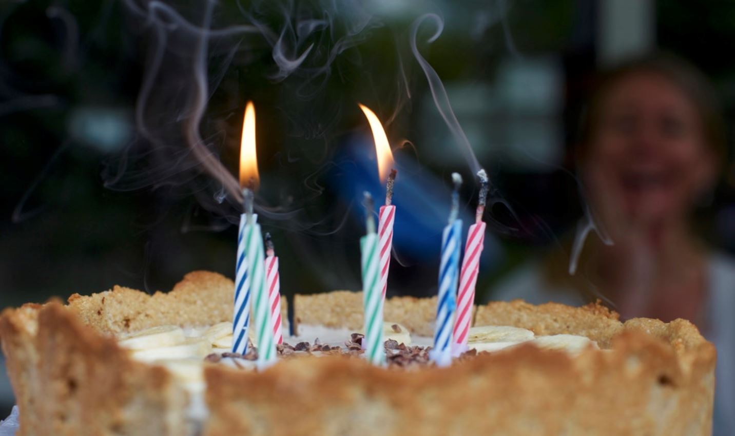 Mos i fryni më kurrë qirinjtë e ditëlindjes mbi tortë