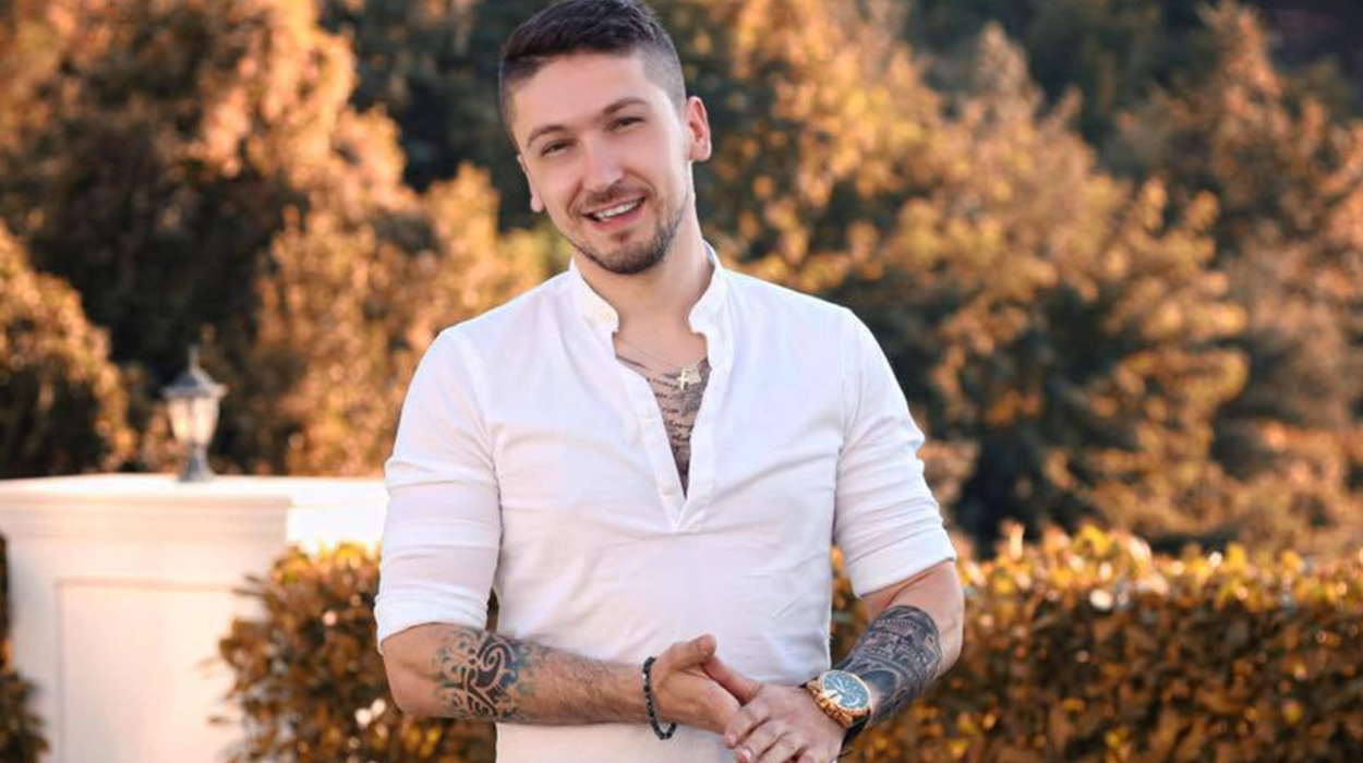 Damiano Agalliu publikon këngën