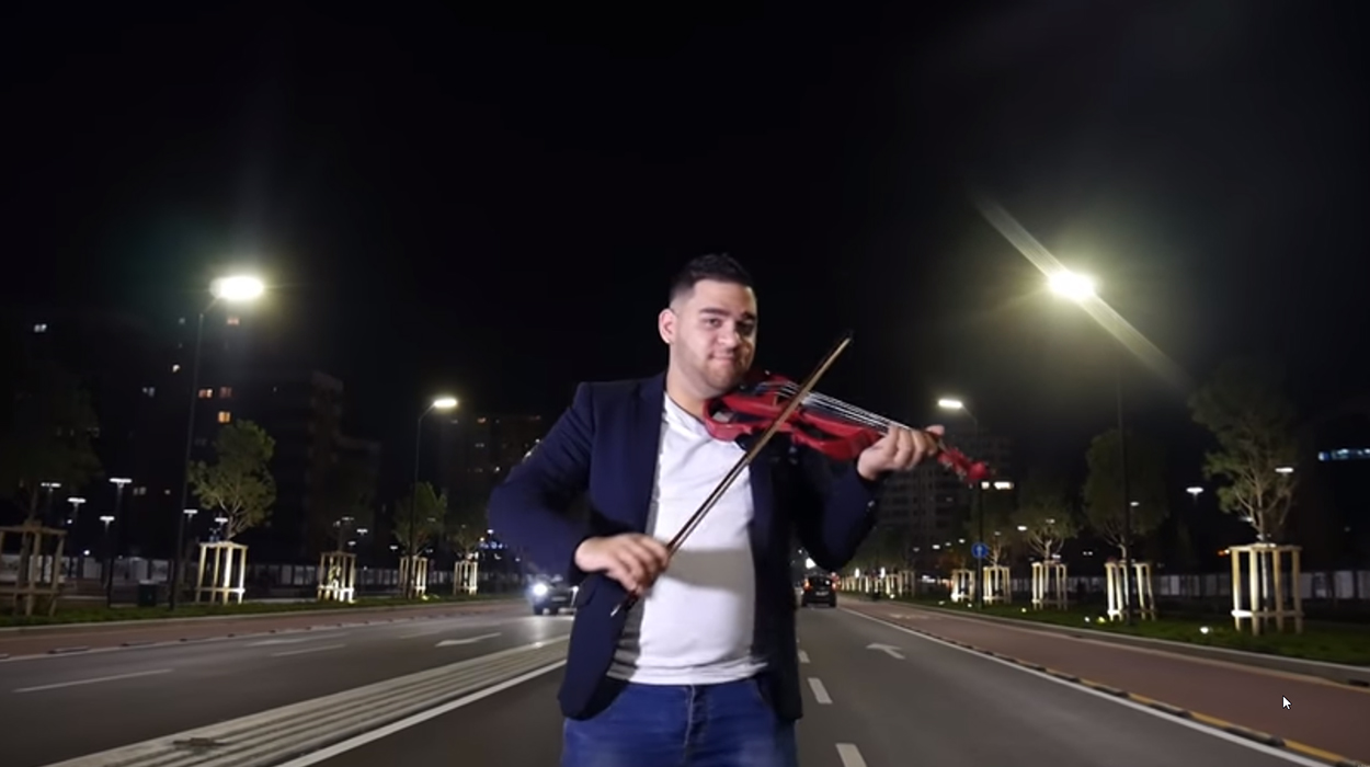 Talenti i ri në violinë e mban emrin Donald Gega