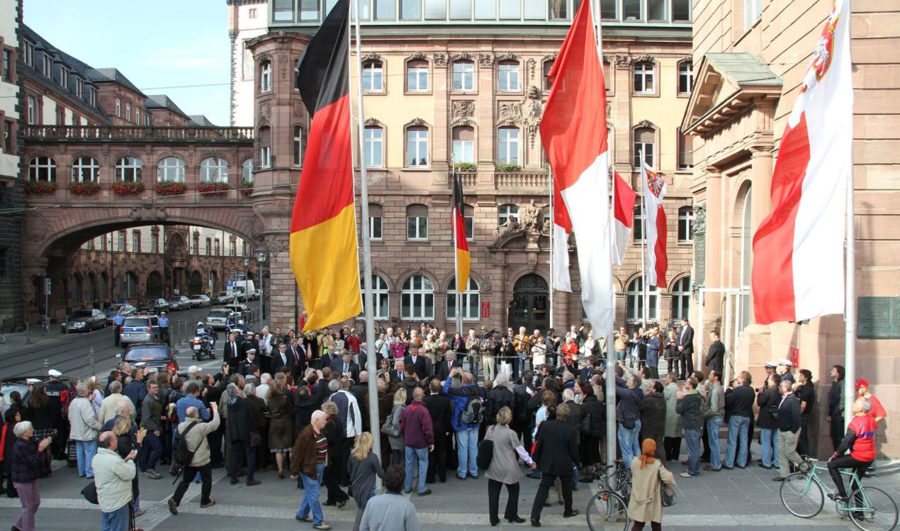 Gjermania sot feston bashkimin, por disa Gjermanë janë ende në Gjermaninë Lindore