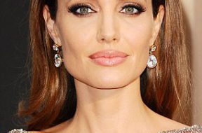 4576501D00000578-5132349-Angelina_Jolie-a-7_1512048176314