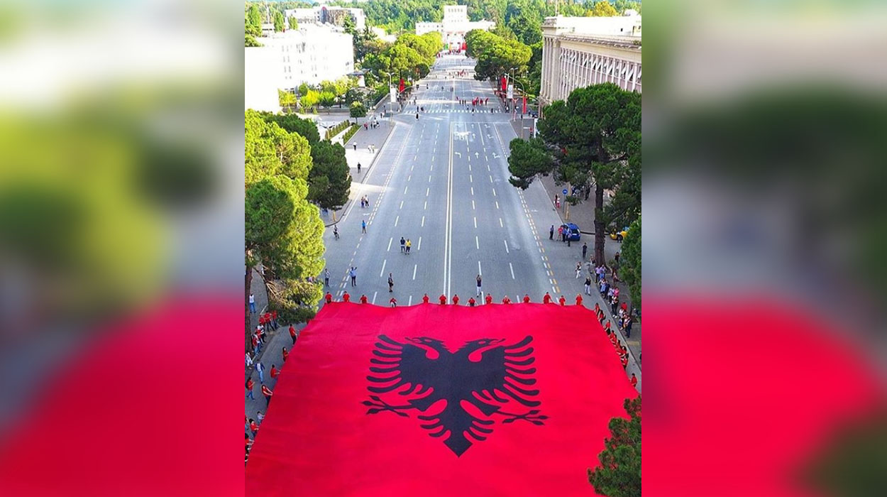 Si duket Tirana sot kuq e zi – Pamje nga festa në kryeqytet