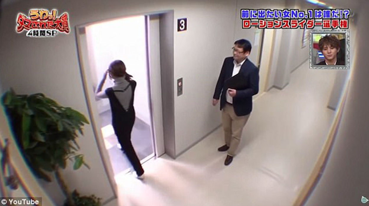 Zonja bie në dyshemenë e rreme të një ashensori. Kjo quhet shaka japoneze!