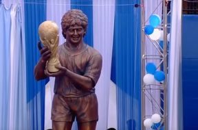 2017-12-12 13_51_10-Maradona statue unveiled in India becomes target of online ridicule - YouTube