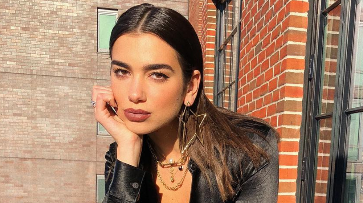 Dua Lipa vijon të kryesojë në titujt e mediave rozë. Ja përse…