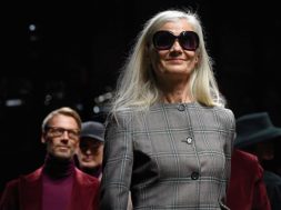 2018-01-17 09_58_34-Axelle Doué, 60 anni, modella sulla passerella di Daks - Corriere.it
