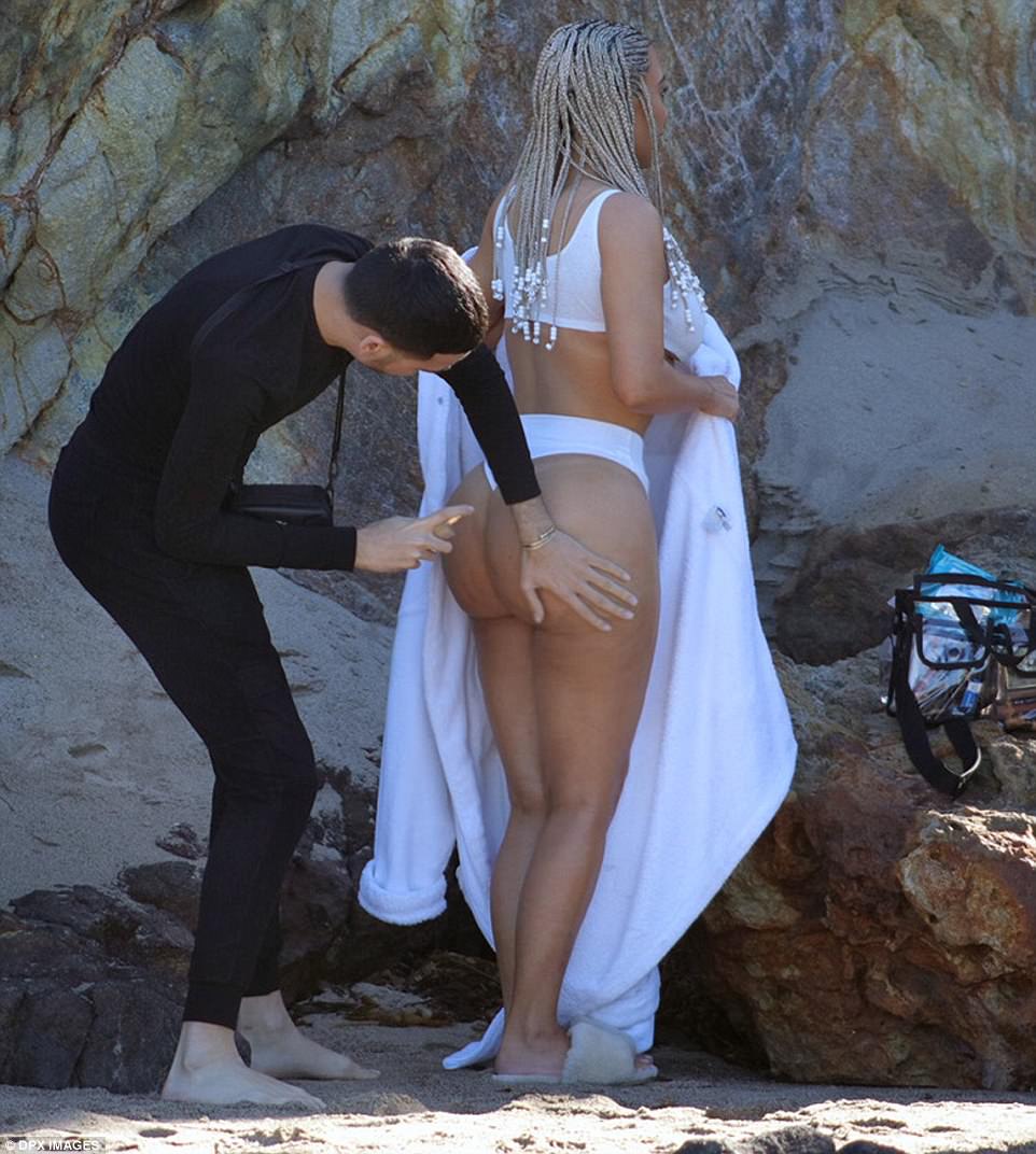 48B5D8EA00000578-5326795-We_re_going_to_need_another_bottle_Kim_Kardashian_s_assistant_sp-m-45_1517338684334