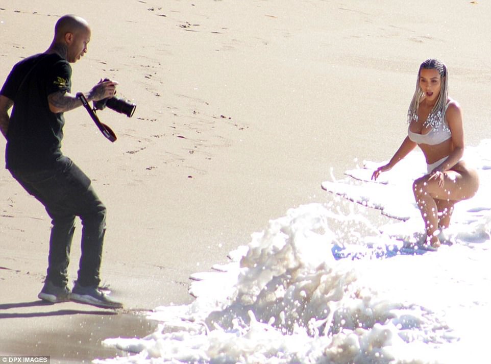 48B5FF9900000578-5326795-Caught_out_An_unexpected_wave_splashed_Kim_and_left_her_photogra-m-56_1517339253910