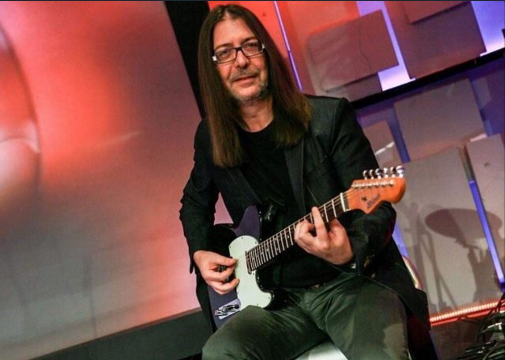 E ruan prej 30 vitesh, legjenda e Rock-ut shfaq kitarën e tij të parë