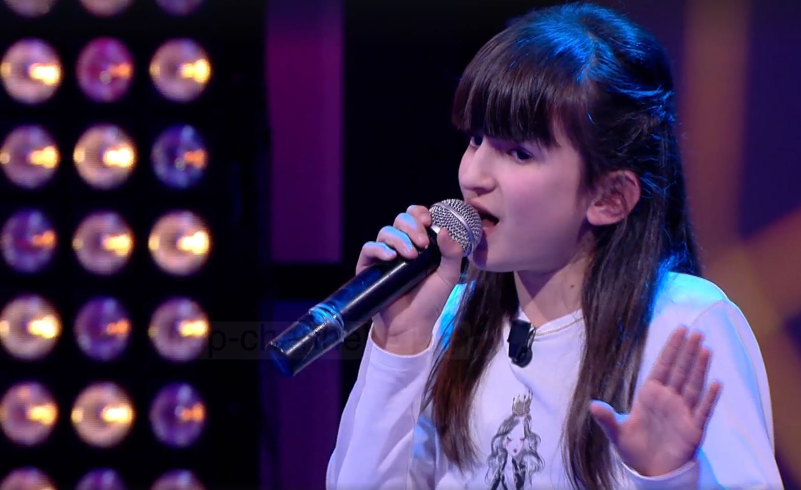 13 vjeçarja nga Kukësi emocionon Rezarta Shkurtën: Ja si është shprehur këngëtarja