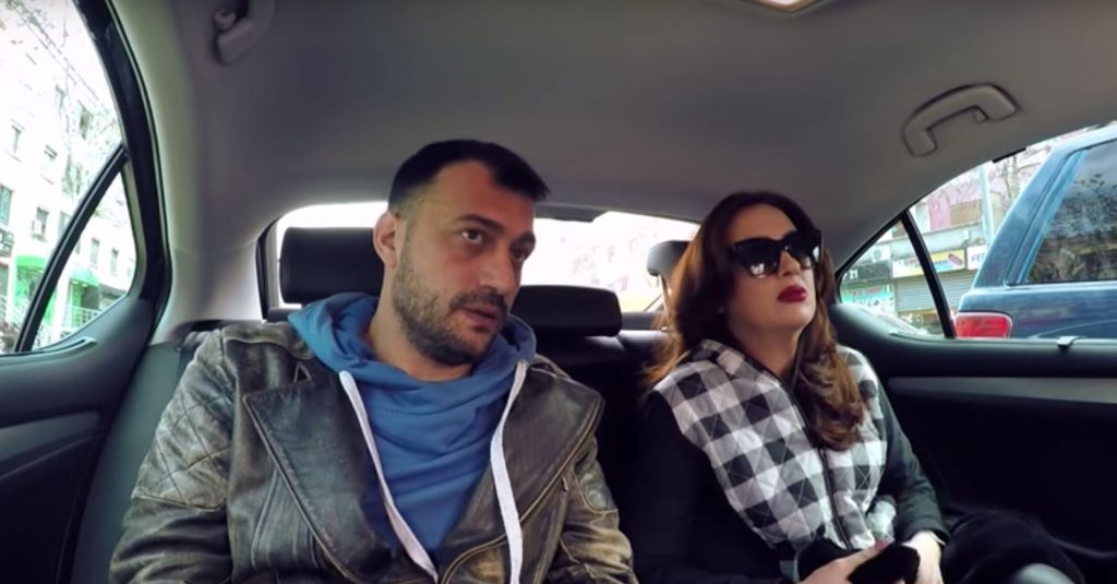 2018-02-05 14_40_01-'Mos i fol shoferit' - Ervin Bejleri dhe Gladiola Harizaj të ftuar në taksinë e