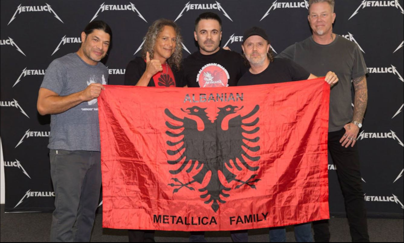 Metallica të pandarë nga flamuri kuq e zi. E vendosin në “bash” të vendit