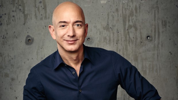 Jeff Bezos i bashkohet garës së ofrimit të internetit me satelitë