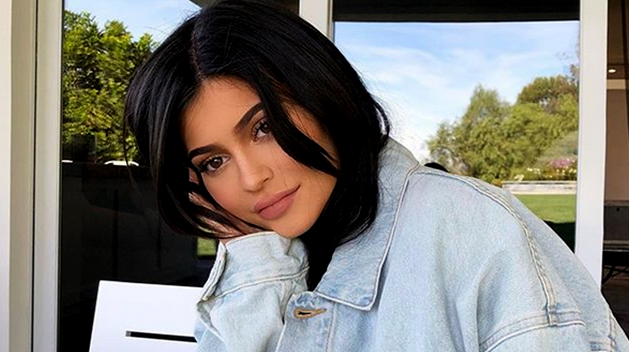Kylie Jenner publikon foton e parë të vajzës së saj, sa ëmbël duket