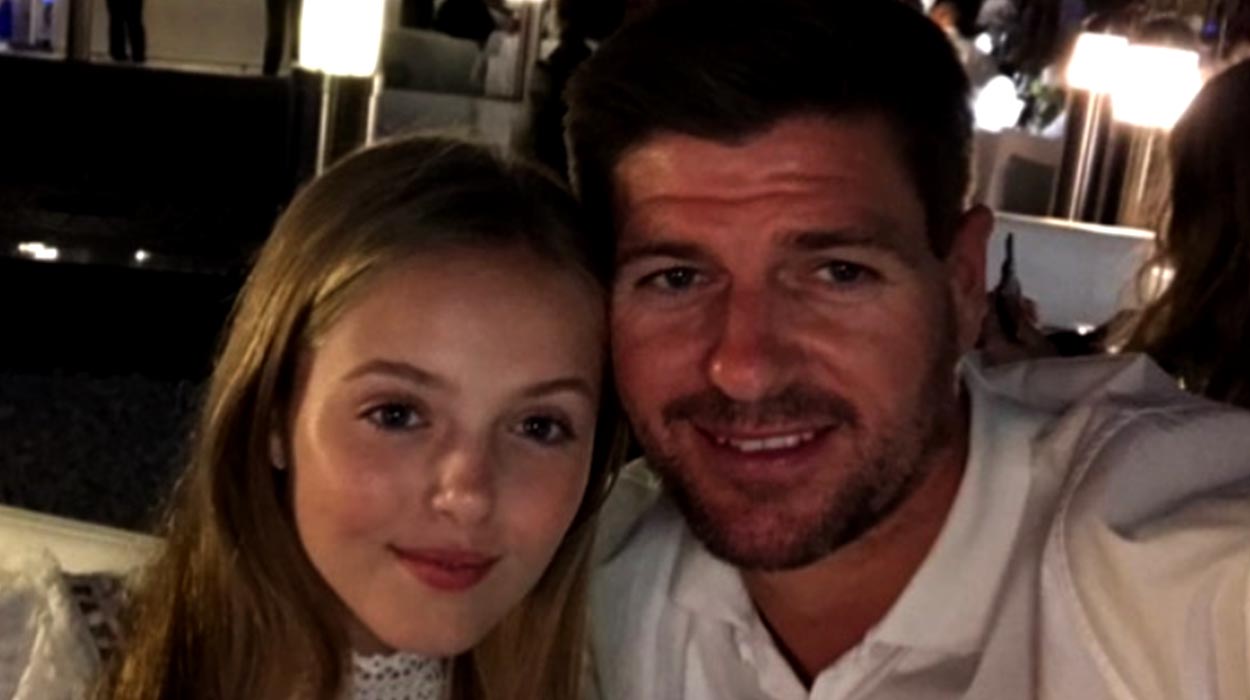 Steven Gerrard paraqet një selfie të ëmbël me vajzën Lily, 14 vjeç – që duket tamam si nëna e saj modele