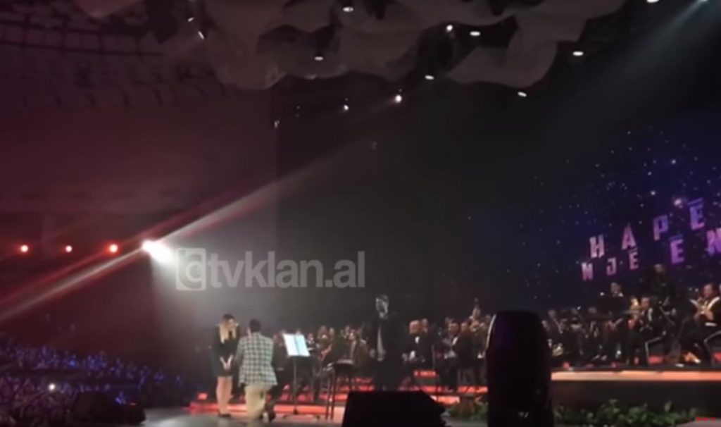 2018-03-09 10_29_03-Rudina - Propozimi për martëse në koncertin e këngëtarit shqiptar! (8 mars 2018)