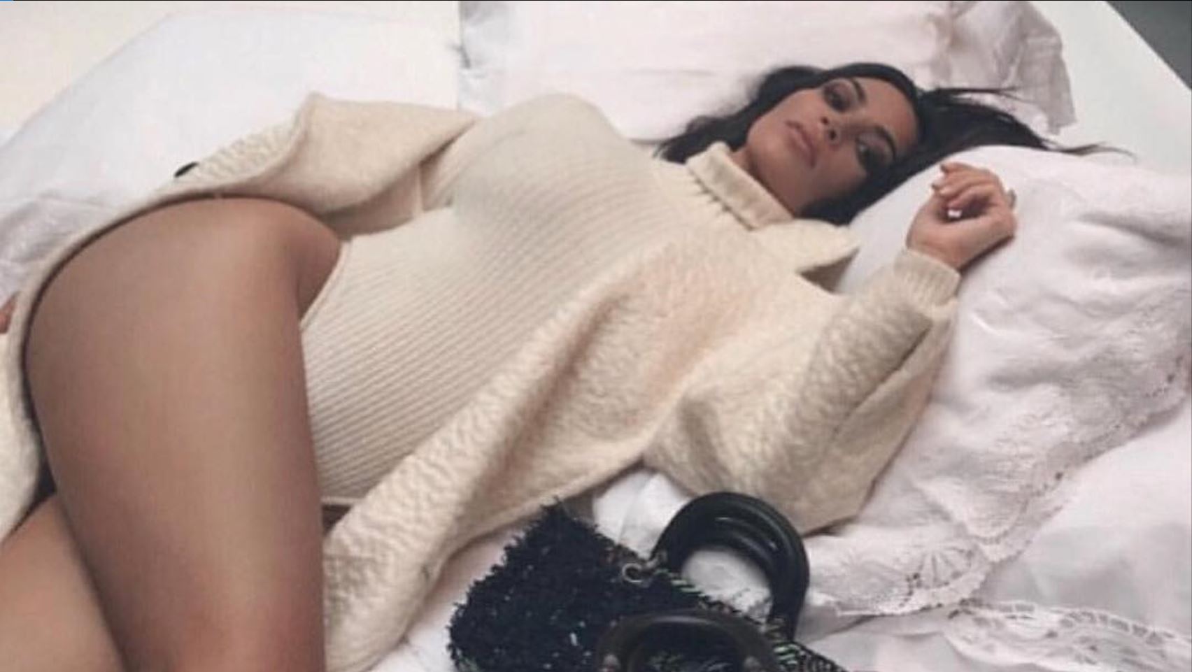 Kim Kardashian zhvishet për të treguar një të metë fizike