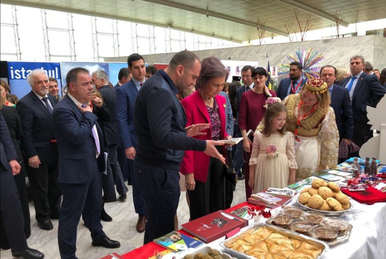 Mbretëresha e Spanjës provon ushqimin tradicional shqiptar