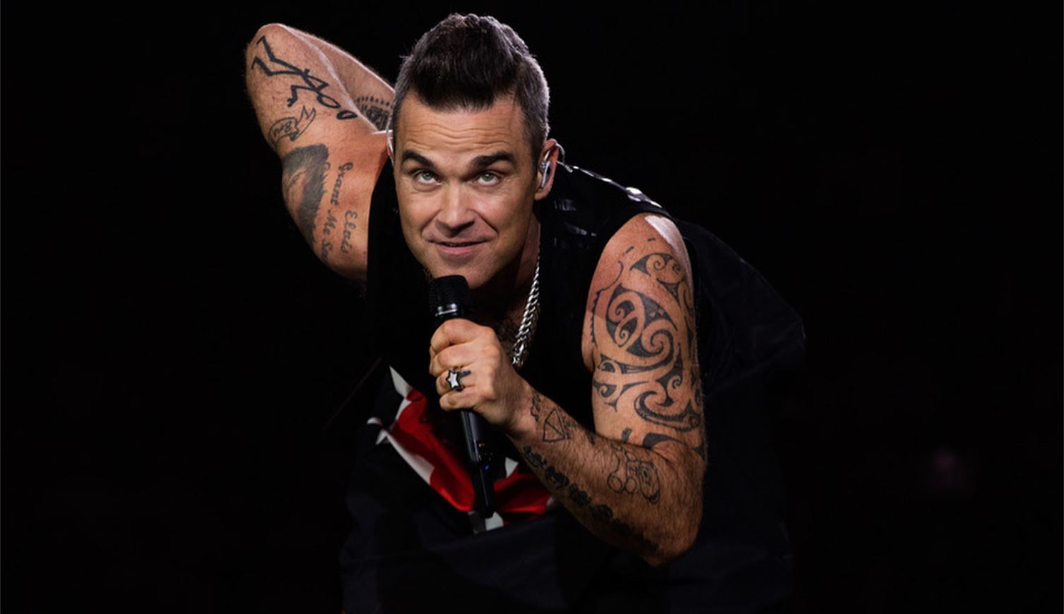 Skandaloze! Robbie Williams tregon gishtin e mesit gjatë cermonisë së hapjes së botërorit