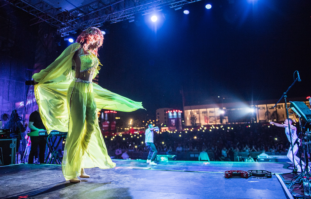 Mikson “Black widow” me vallen e Tropojës. Rita Ora elektrizon atmosferën në mes të Tiranës