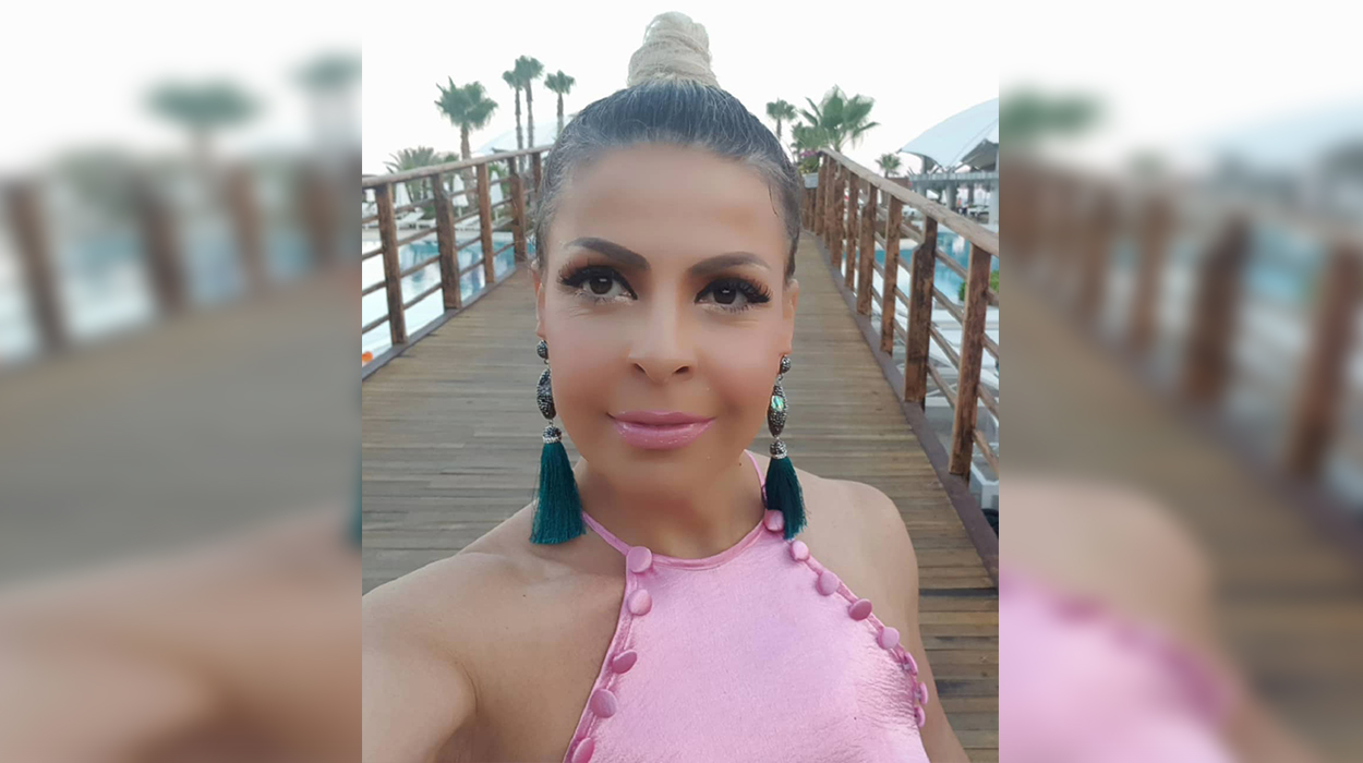 E kritikuan se vuri shumë make-up në plazh, Aurela Gaçe, u përvishet keq fansave