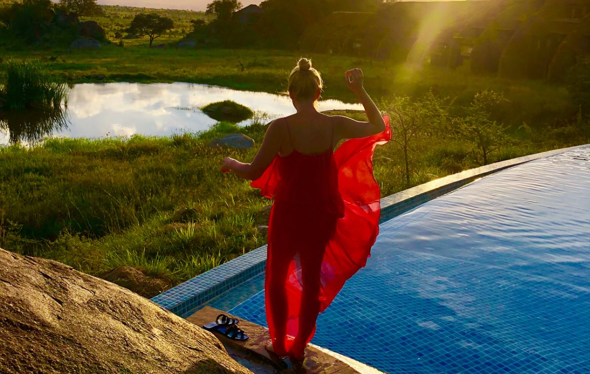 Kundrejt një panorame piktoreske afrikane, Alketa Vejsiu ekspozon trupin me bikini