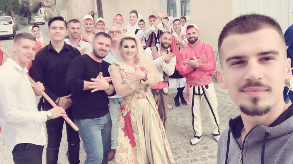 Provokohen nga simbolet kombëtare, serbët e Rahovecit ndërpresin “dasmën” shqipëtare