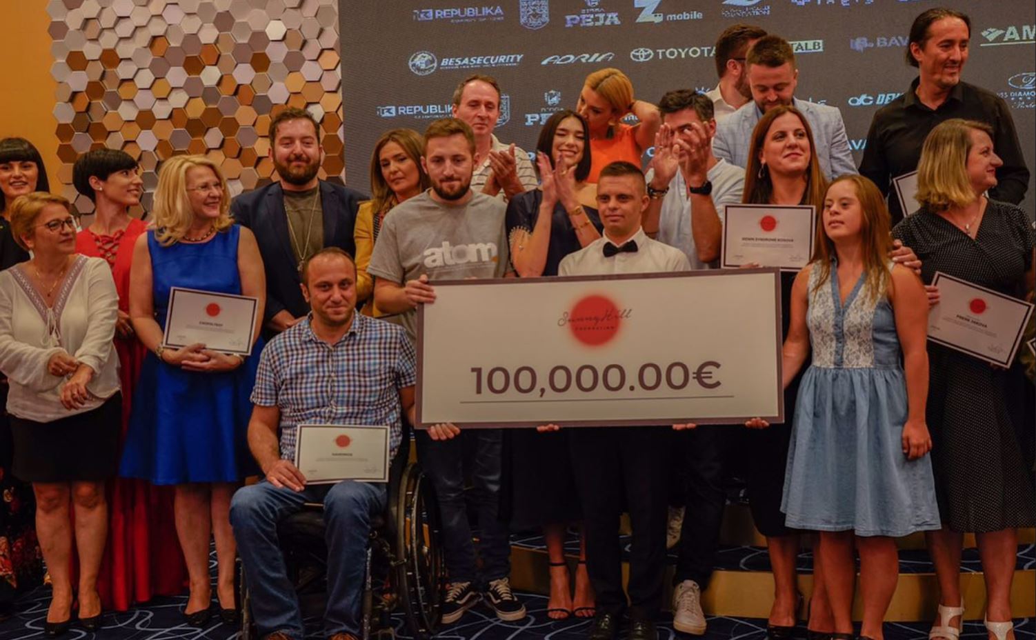 100 mijë euro për bamirësi, në Kosovë Dua Lipa dhuron emocione jo vetëm me këngë
