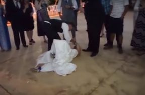 2018-10-12 15_42_49-Groom knocks his new bride over during cake smash fail! - YouTube
