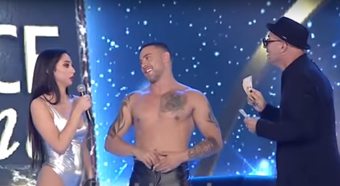 Pas performancës “së nxehtë”, Robert Aliaj i ofron Lejla Krajës 100 euro për një puthje