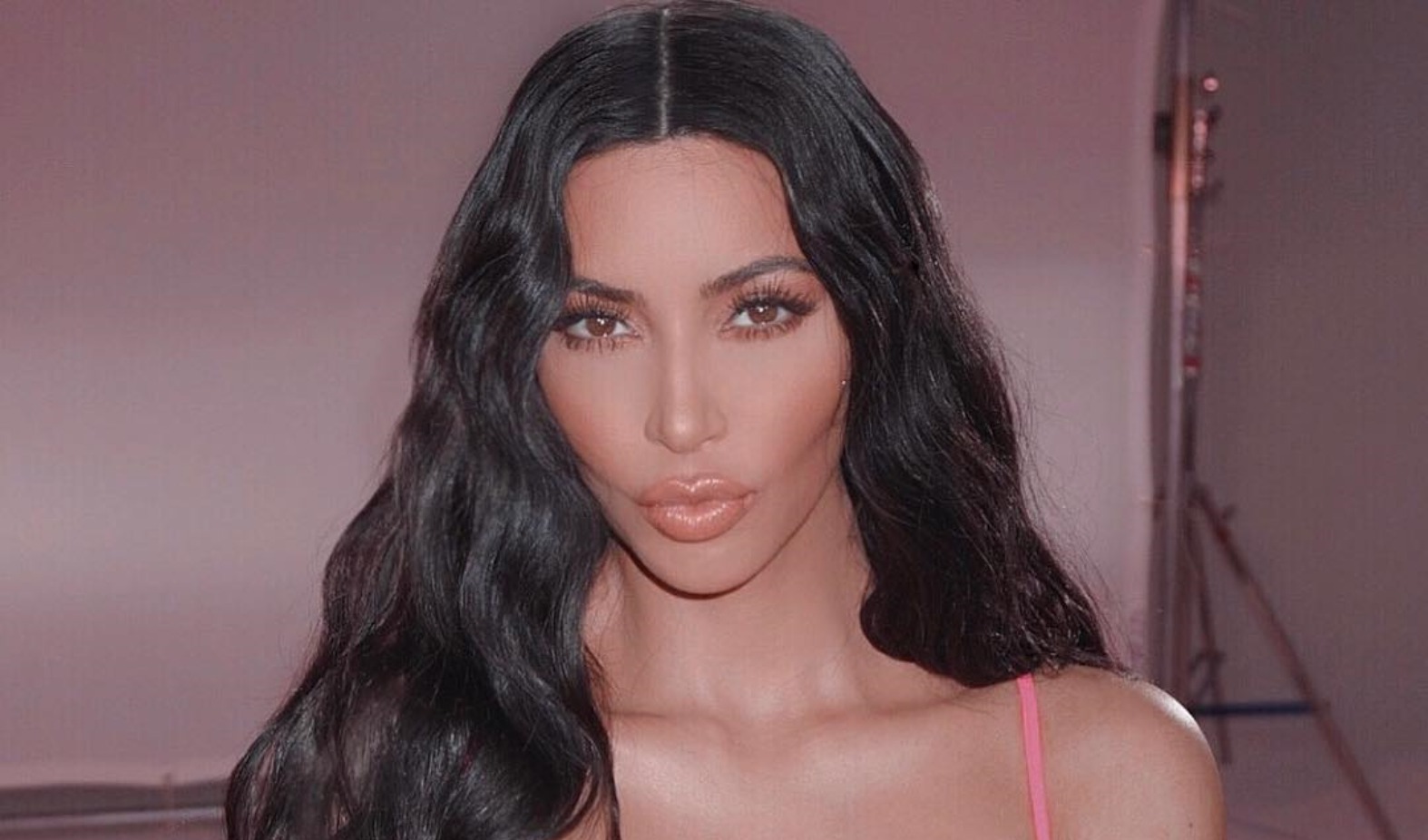 I bëri “lëmsh” të gjithë, këngëtarja shqiptare qenka sozia e Kim Kardashian
