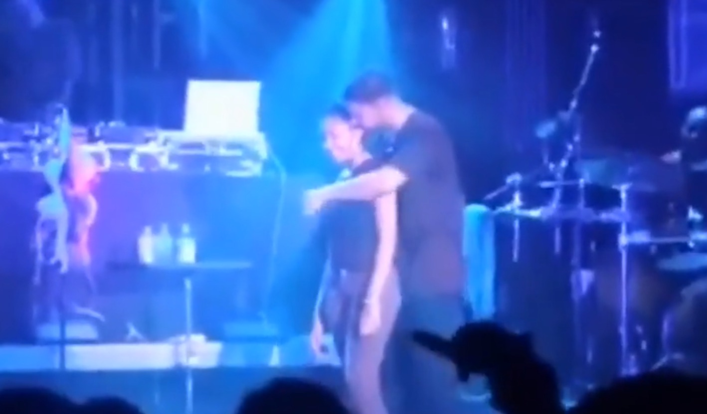 “U kënaqa me gjoksin e saj”, Drake puth dhe fërkon fansen e mitur