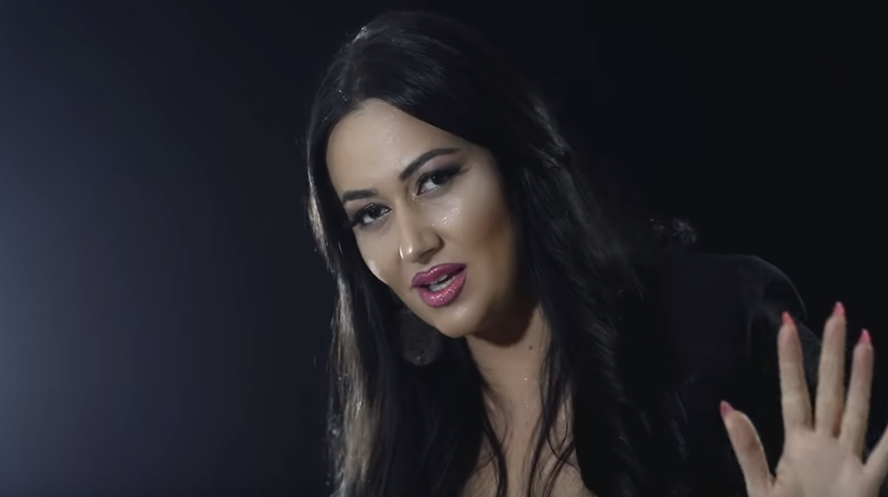 “Fjalë nuk du”, këngëtarja Anduena Tahiri publikon klipin më të ri