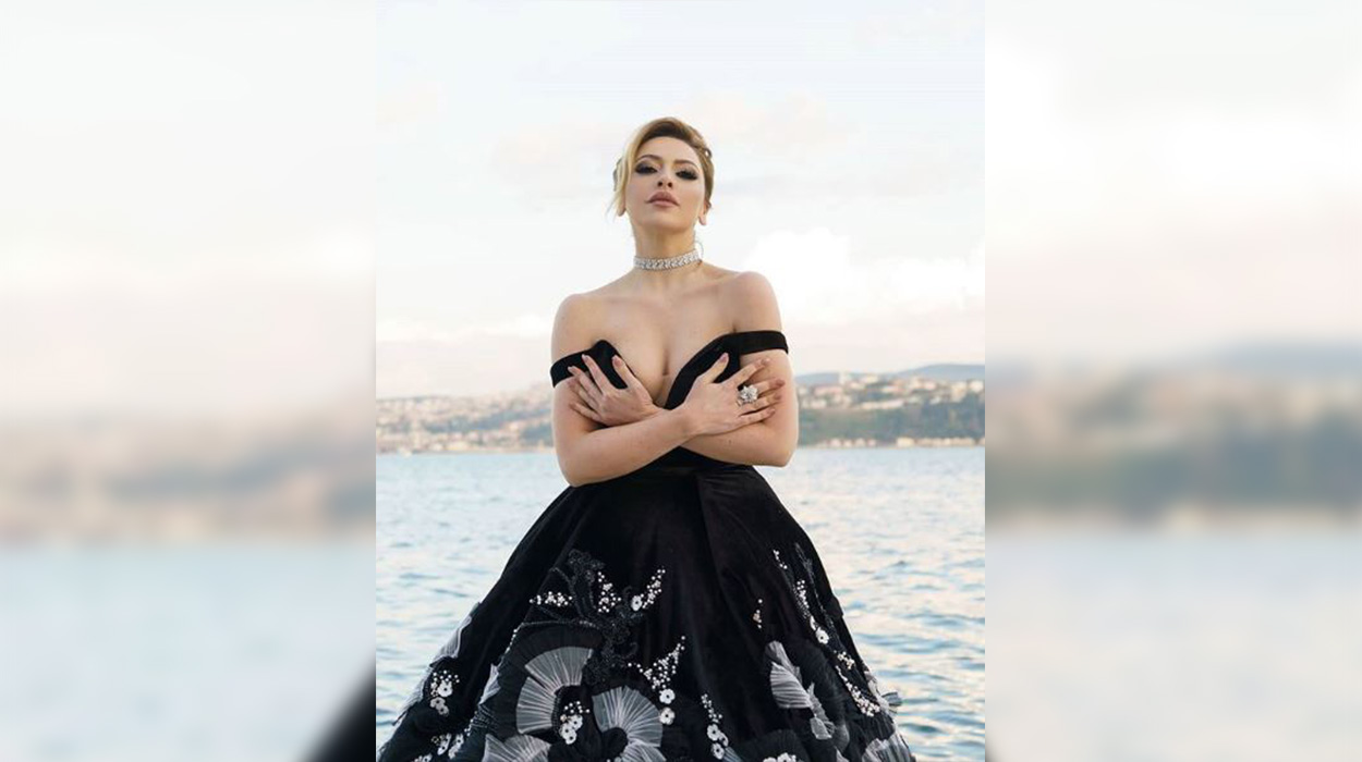 Këngëtarja e famshme në kopertinë me veshjet e stilistit shqiptar