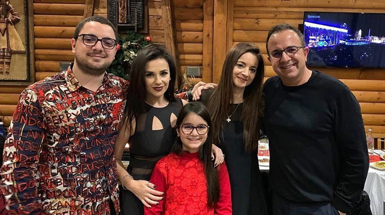 Jon Gjebrea surprizon familjen, Arditi ndan lajmin e bukur me të gjithë