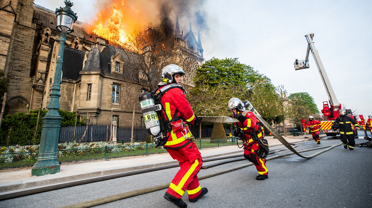 Pamje dramatike, si u përpoqën zjarrfikësit të shuanin flakët në Katedralen e “Notre Dame”