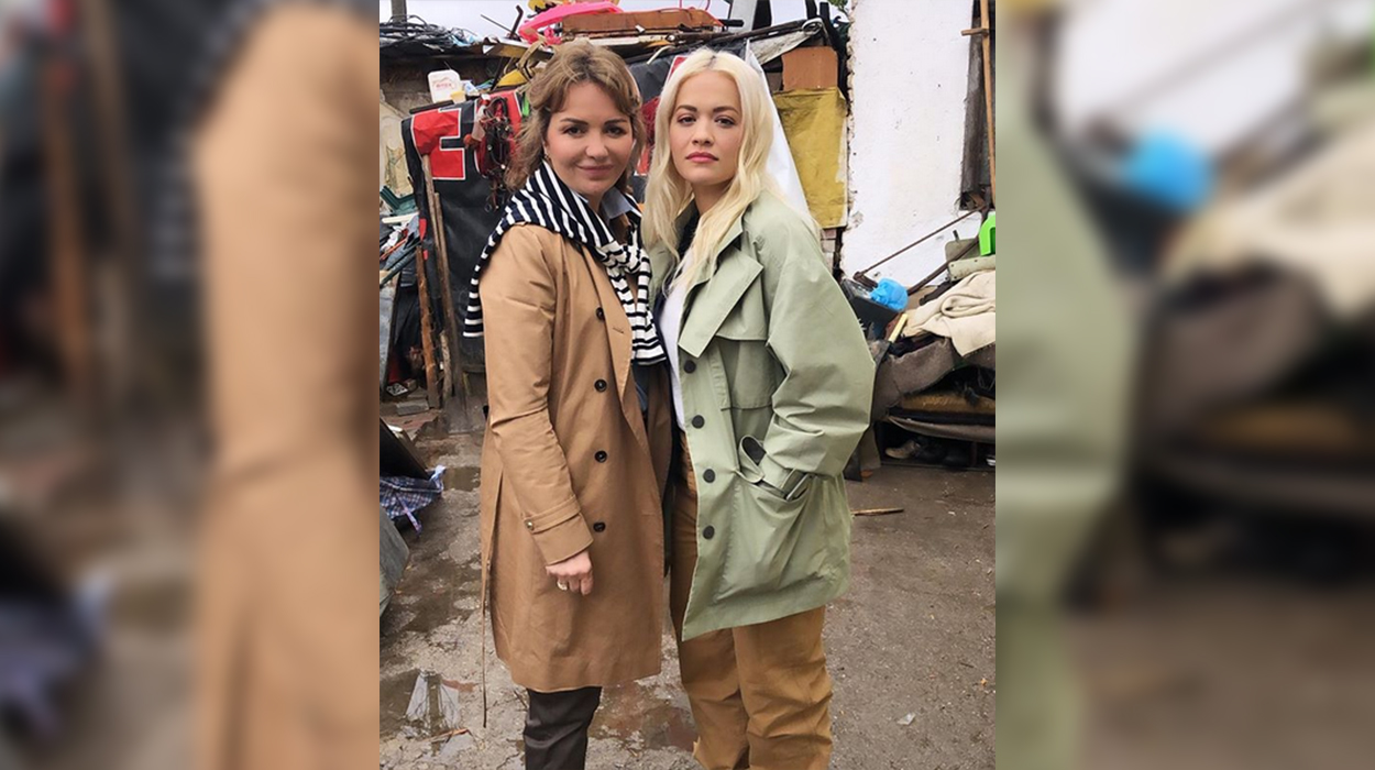 Rita Ora rikthehet në Kosovë, nis bamirësinë me prindërit e saj