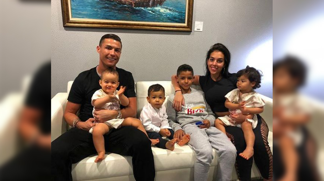 Djali i Kristiano Ronaldos shënon gol, futbollisti shtrihet duke festuar në fushë