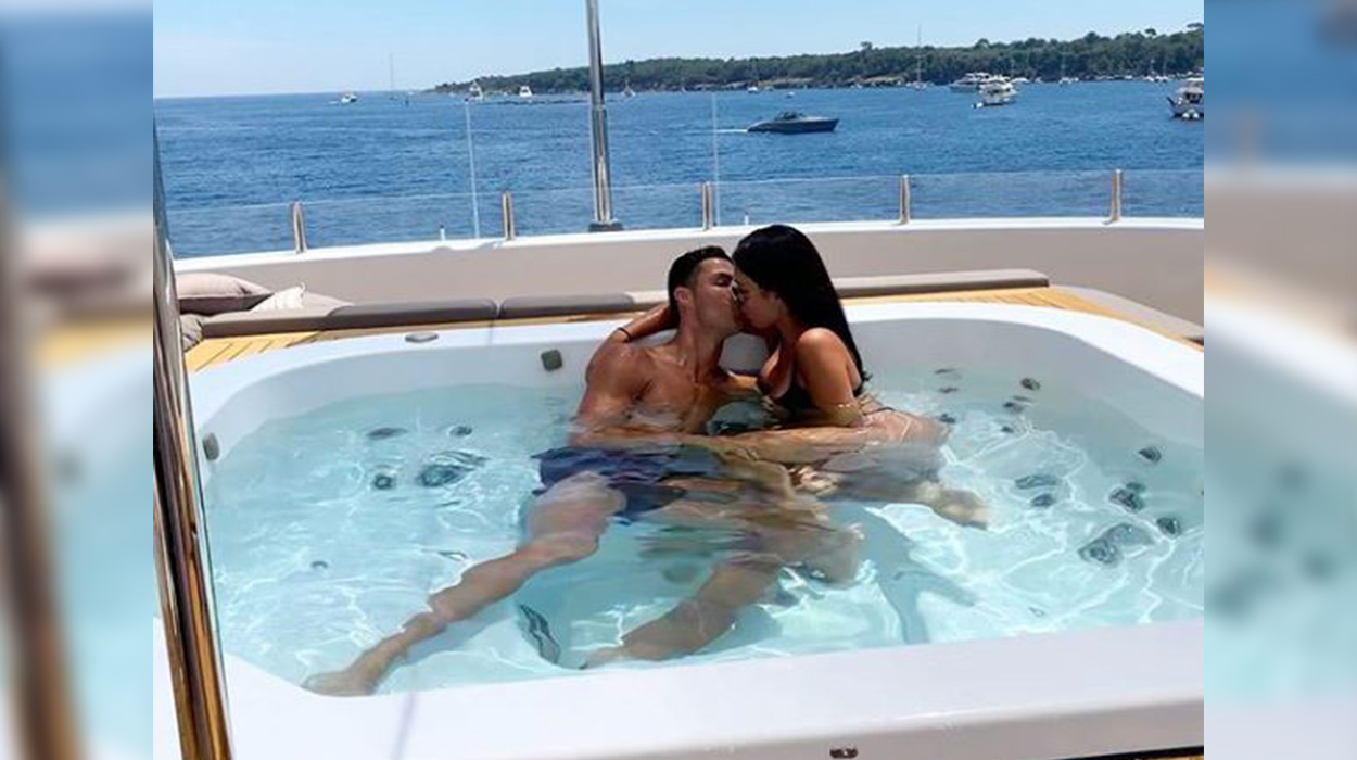 Kristiano Ronaldo dhe Georgina puthje pasionante në pishinë