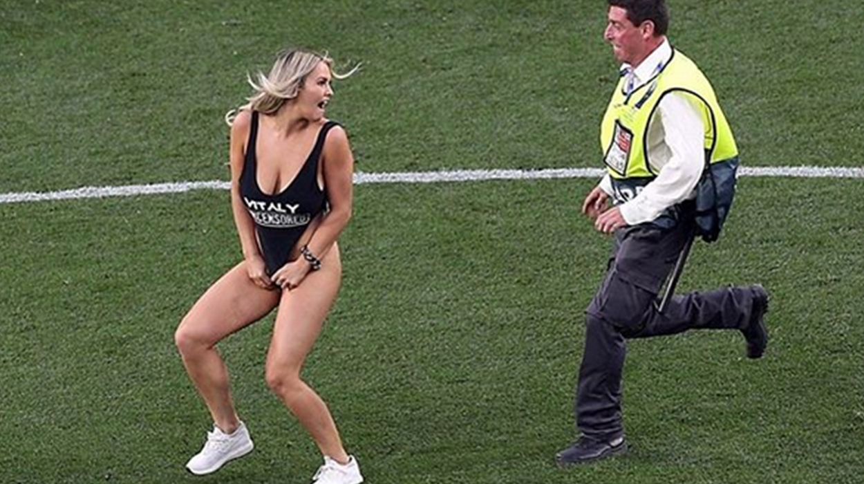Çmendi tifozët në fushë me vrapin e saj, ja çfarë dhurate i bëri UEFA modeles seksi