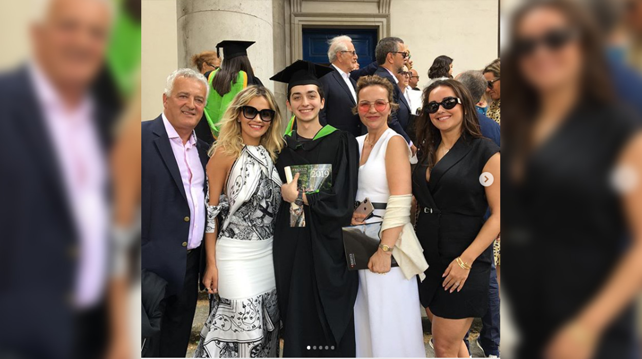 E gjithë familja në ceremoninë e diplomimit, Rita Ora ka diçka për ti thënë vëllait të saj
