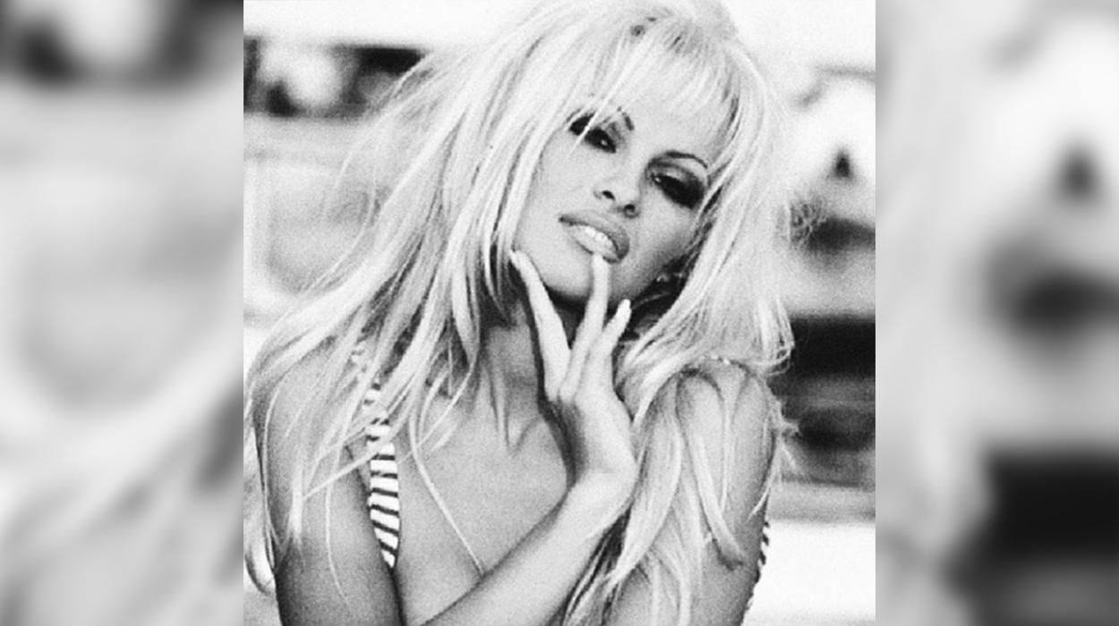 Pamela Anderson foto të nxehta mbi piano, ja çfarë I thonë fansat