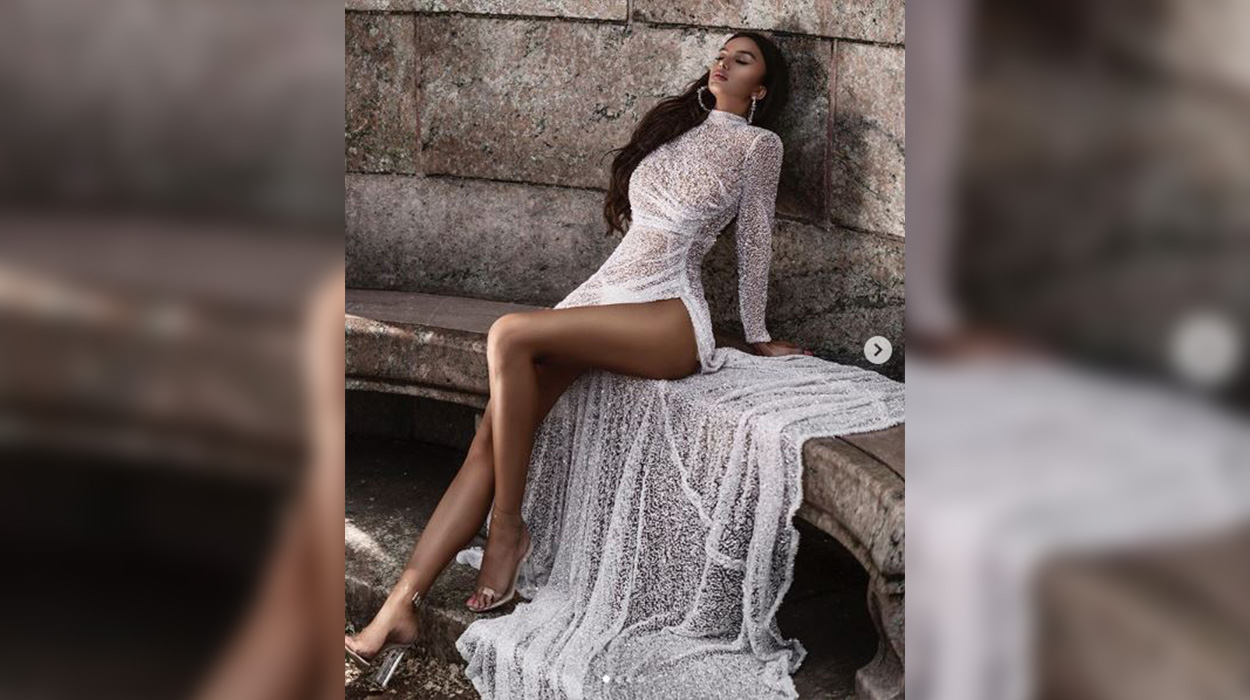 Provokon me këmbët hapur, modelja shqiptare foto hot majë ballkonit